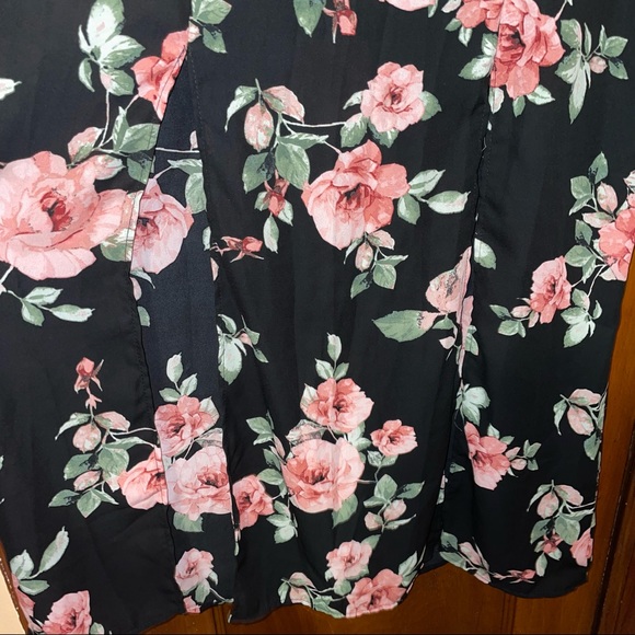 Black floral maxi skirt with slits 🖤🌺 - Picture 3 of 4